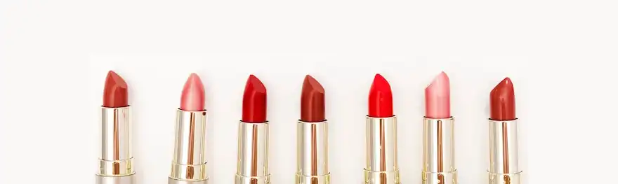 مقایسه کامل تینت لب و رژ لب: تفاوت‌ها و انتخاب بهتر